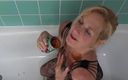 Molly MILF: Come and See Me Play in the Bath with Beans