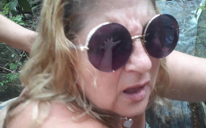 Tomsorte: Katia Heffner în pădure