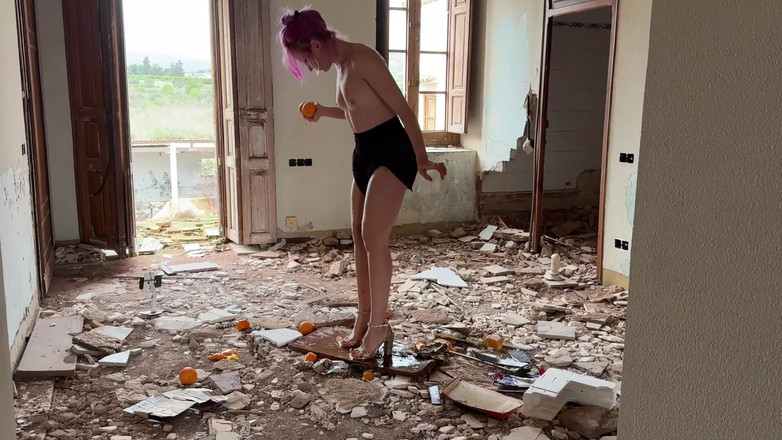 DINA LIGHT: 被压在高跟鞋下