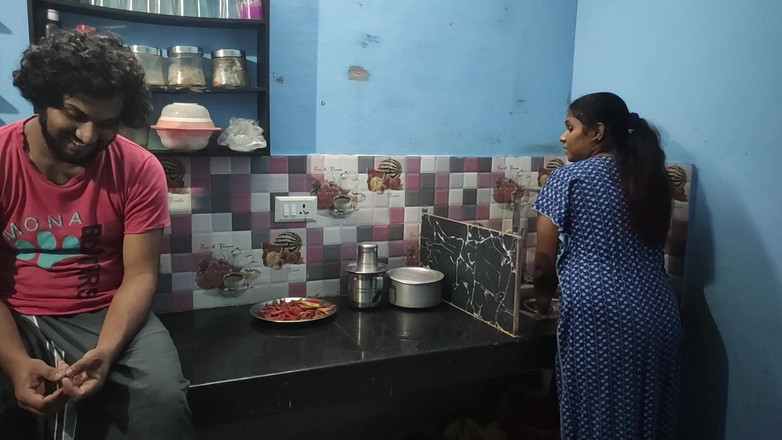 Vaigavarun45: सौतेला बेटा सौतेली मम्मी के साथ छेड़खानी और जोरदार चुदाई करता है जबकि उसकी पत्नी घर में नहीं है
