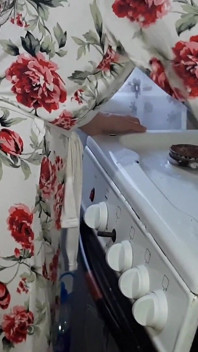 Een huishoudster neuken in de keuken terwijl mijn man aan het rusten was