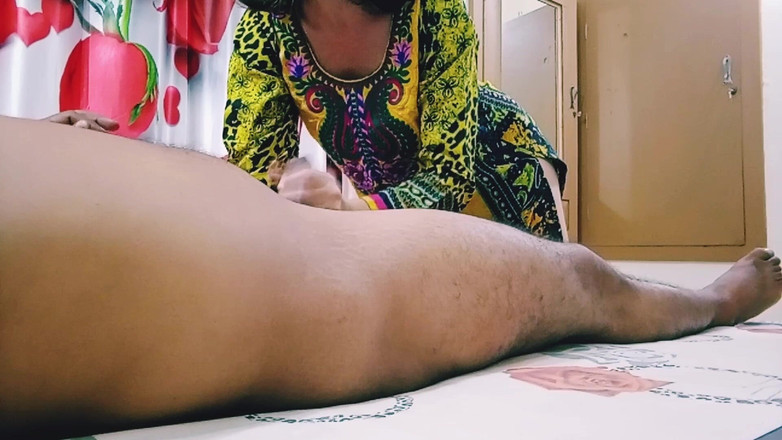 Bolly Karma: MILF bawi się z nieznajomym facetem w pokoju hotelowym