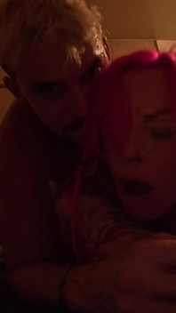 Fkk-sauna Britischer Punk, Rosa Haare, Schlampe, Piggy-mund Im Fkk-spa Gefickt