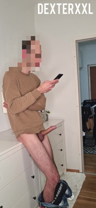 Büyük yaraklı seksi sıska adam. üvey babanın tombul götünden baştan çıkarılıyor