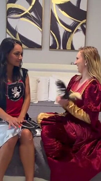 Zara & Ayla Vixen's Frenry '50 fantezie gâdilare - POV Râsete neajutorate asteaptă!