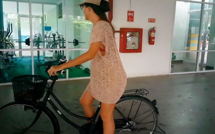 Fap flix: Doamne!! O matură sexy amatoare se pișă pe bicicleta ei în...