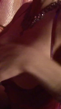 In de nachtclub geeft de sexy blondine een fantastische nacht aan de gewillige pik van haar vriend