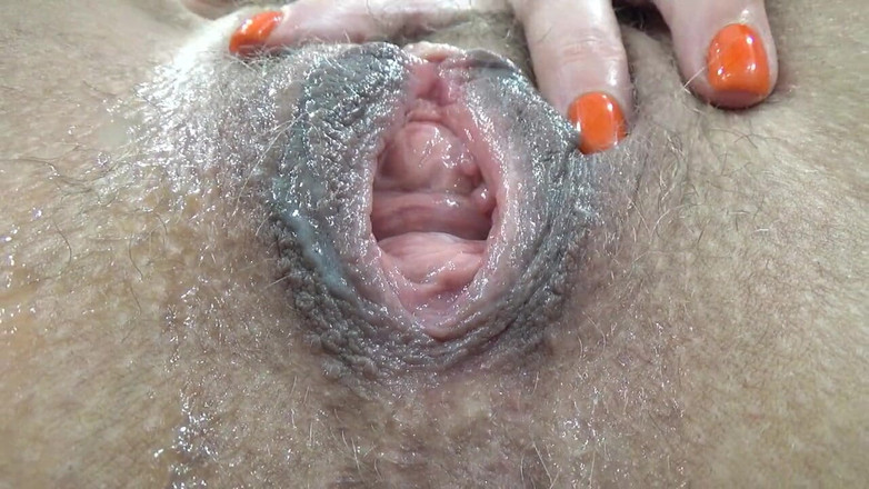 AnnaBUST: Muy Primer Plano De La Vagina Húmeda Y Peluda Con