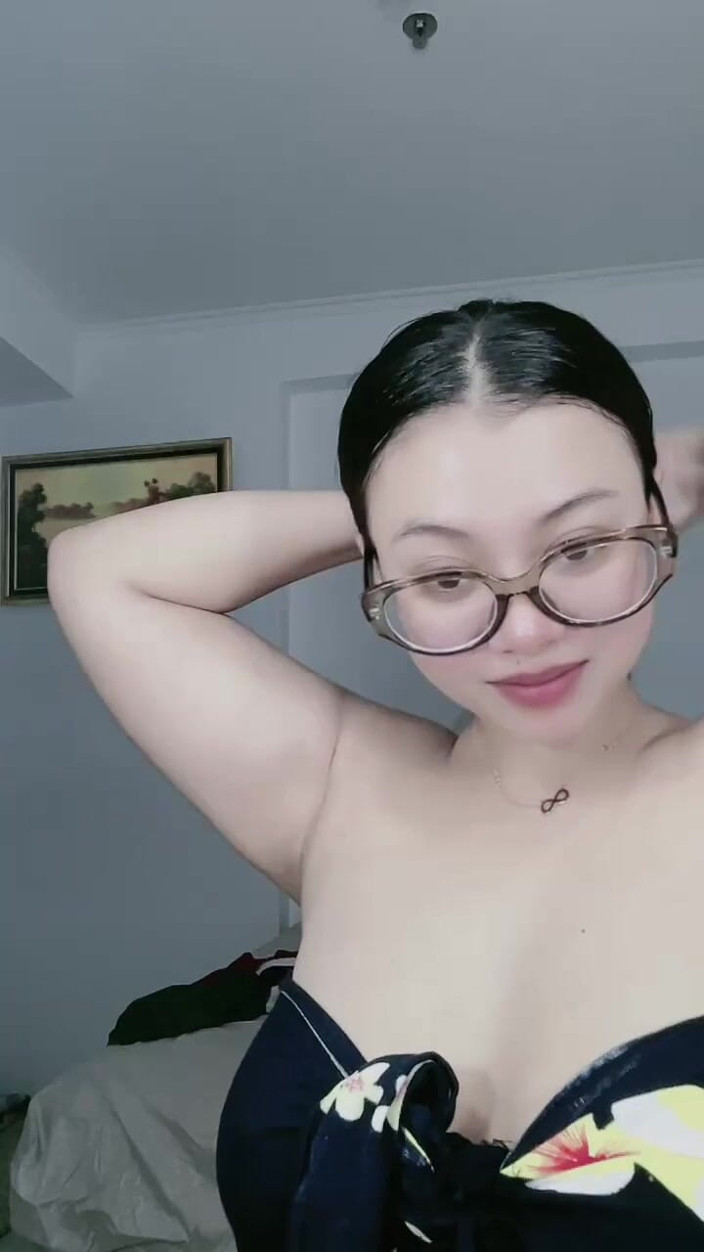 Jonathan Camberg: Wanita Cantik Berkacamata Mencari Kenikmatan