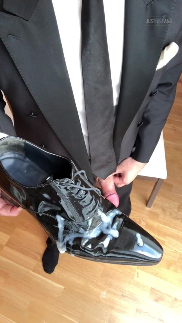 Master Shiny Shoes: Handjob dalam sut hitam