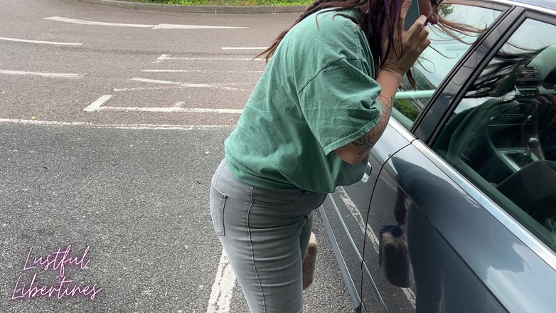 Lustful Libertines: Omorashi lagi asik kencing di tempat parkir umum