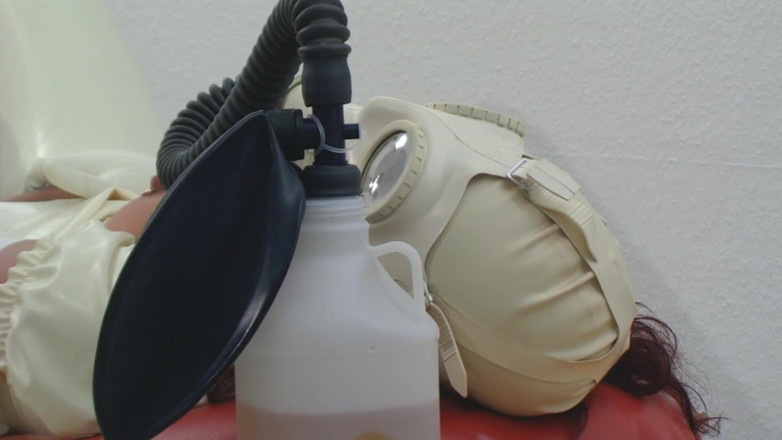 Rubber & Clinic Studio - 1ATOYS: Getah melancap dengan gas-mask