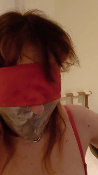 Bondage, mordaza, cinta adhesiva y pinza en la nariz
