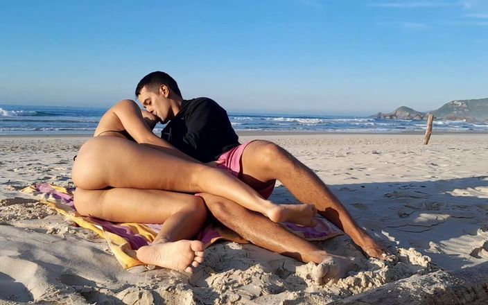 Couplebeach1: Casal pego na praia
