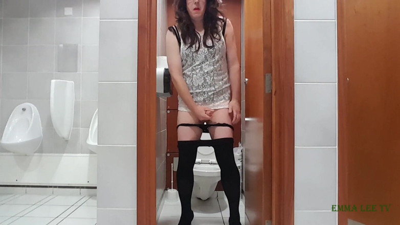 EmmaLeeTV - Nylon Fetish Tranny: Geile transe in der toilette wichst in geliehenen schuhen