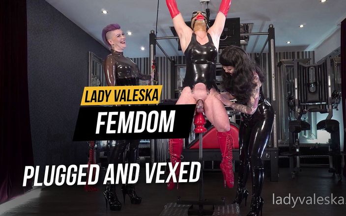 Lady Valeska femdom: Con il plug ed in culo