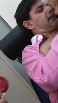 2人の愛らしい女の子がボスのチンポの上に座る