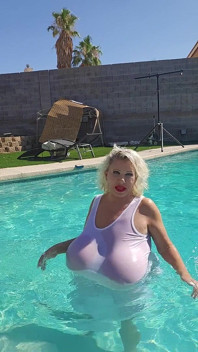 Dikke bimbo bij het zwembad