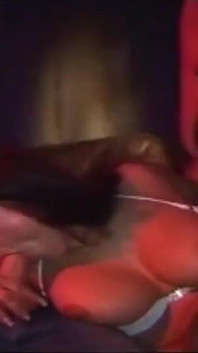 Si jalang kelab matang menitis basah dalam pesta kongkek berkumpulan liar