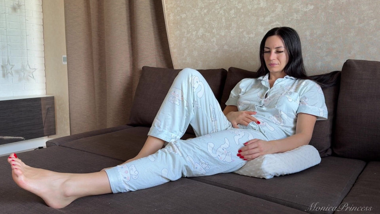 Princess Monica: Pète En Pyjama Sur Un Oreiller Assis Sur Le Canapé