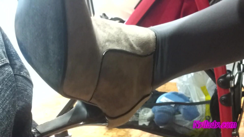 Nyllady: În bar mângâindu-mi soțul cu mini-cizmele mele gri