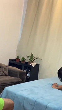 我在订阅者面前把它给了我的丈夫，让他看着它