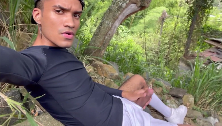 vergar4_daviid: 足球运动员结束了训练，在废弃的房子后面做了一根稻草