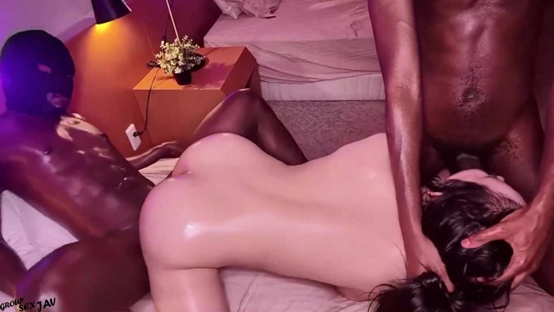 TOKYO HONEY TRAP: Peitos enormes. Enorme cu. Enorme beleza
