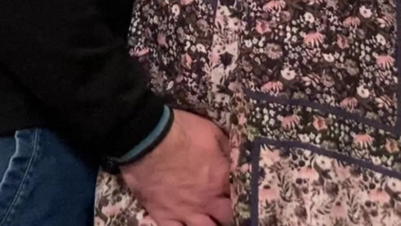 Niki studio: Strano pervertito si sgrilletta la figa in una metropolitana