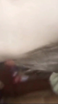 Teman wanita meminta saya untuk membantunya dengan kerja rumah, saya masuk ke biliknya dan saya tidak tahan keinginan untuk mengongkeknya, jadi saya pancut ke dalamnya