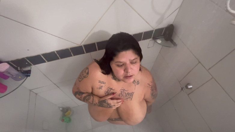 Mary Jhuana: Baño travieso conmigo