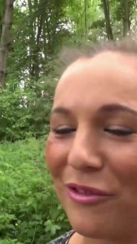 Une petite amie blonde se masturbe et se repose pendant que son copain baise la chatte excitée d’un ami