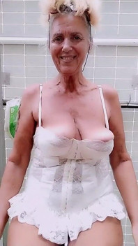 Dona de casa alegre Lukerya: quando a reforma termina, começa a magia dos pés