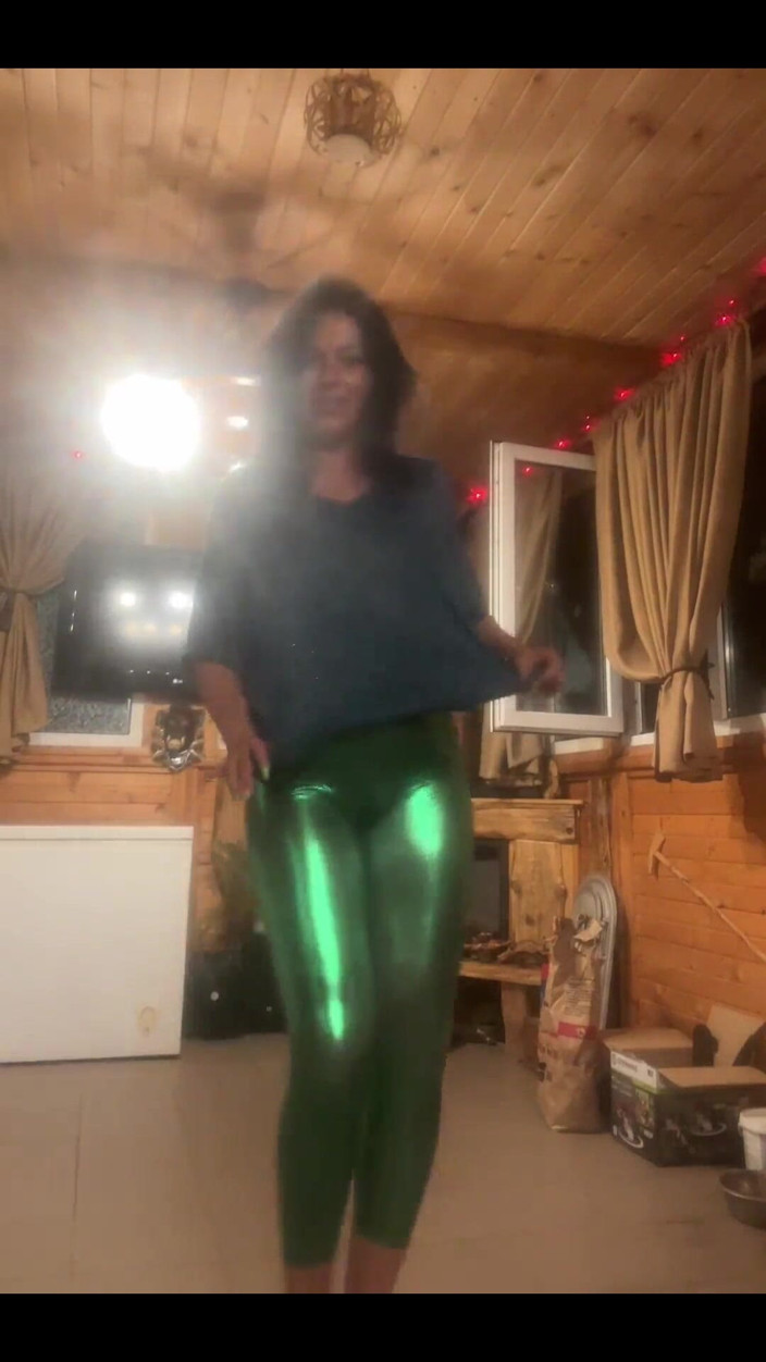 MilfyCalla: Parlak tayt deve toynağı dansı azdırıyor