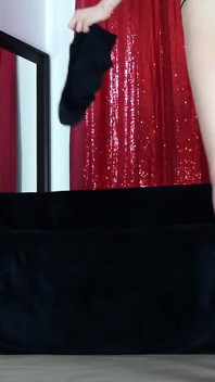 ถุงน่องลูกไม้สีดำ รองเท้าส้นสูงขัดเงา และเดคอลเต้ อิตา