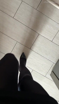 Reuzine verplettert in panty's en op hoge hakken