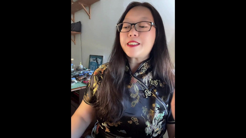 Smoking Asian: チェーンスモークのアジア人告白:セクシーなシルクチャイサムと長いタバコホルダーで3本のタバコを吸う