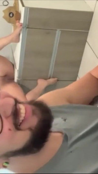 La troia è venuta a offrire se stessa mentre io lavoravo e le ho dato ciò che voleva, cazzo nel culo