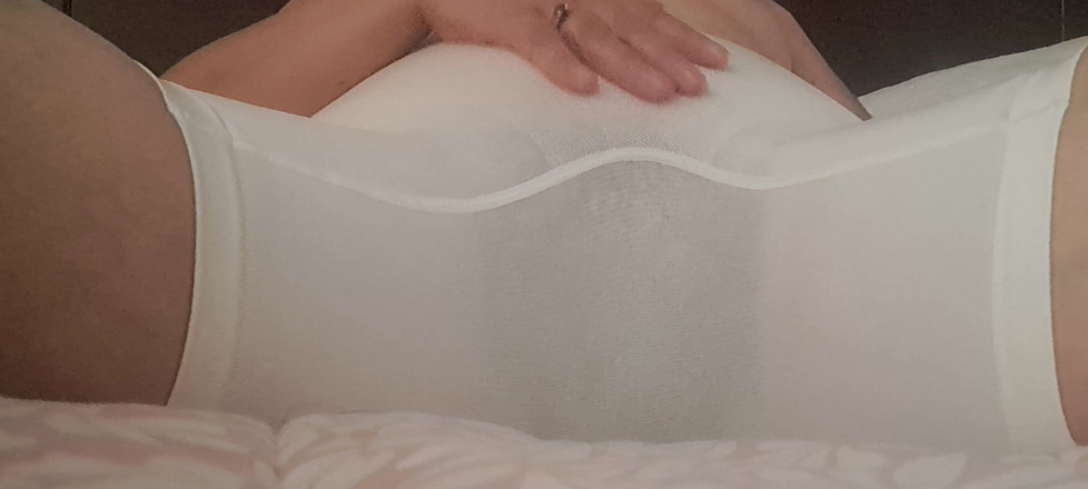Mommy big hairy pussy: 熟女、大きなパンティーを着て、彼女のマンコはマークされています