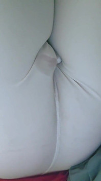 Komm durch weiße nike-leggings mit einem vibratorgeschoss