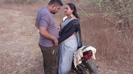 숲에서 후배위 스타일로 섹스하는 인도 Marathi Kavita Bhabhi
