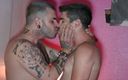 Gaybareback: Ragazzo con un top tatoo scopa un gay nel bar