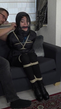 Luna Grey - pérová bunda bondage HD