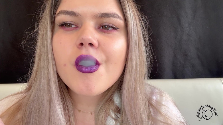 Your fantasy studio: Loira gostosa fumando