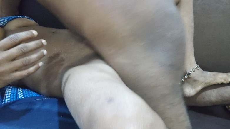 Desi Indian studio: Một cô vợ trẻ trong làng bị đụ