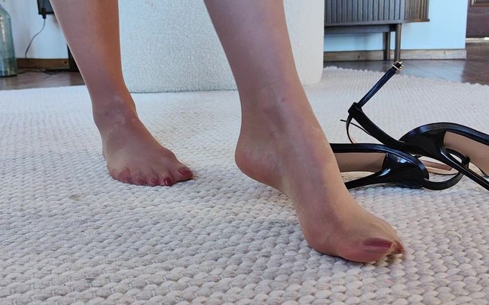 Goddess Lena: Nylon fötter på mattan på nära håll