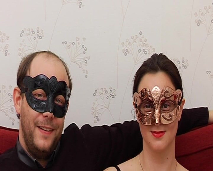 Filles Francaises: 戴面具的法国婊子在被颜射之前插她的男人