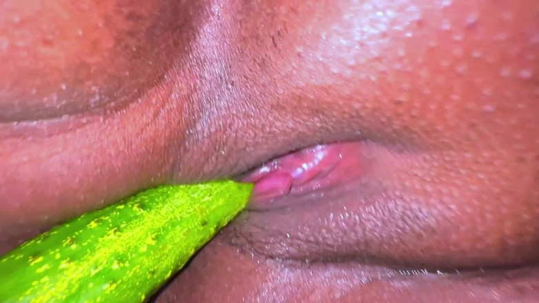 Aria Mia: Ateşli bekar kız amına salatalık sokuyor, bir erkek arkadaşının onu...