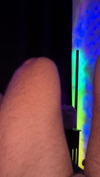 Bu adamların ona istediklerini yapmasına izin veriyor