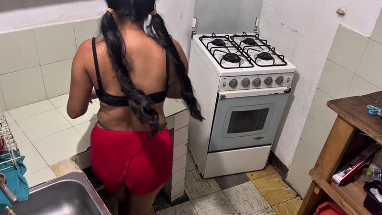 Gilversexy: Ik neuk heel hard met mijn buurvrouw in de keuken!